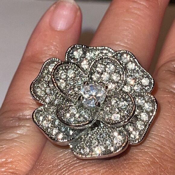 NWOT huge rhinestone flower shaped silver tone ring - Picture 6 of 8
